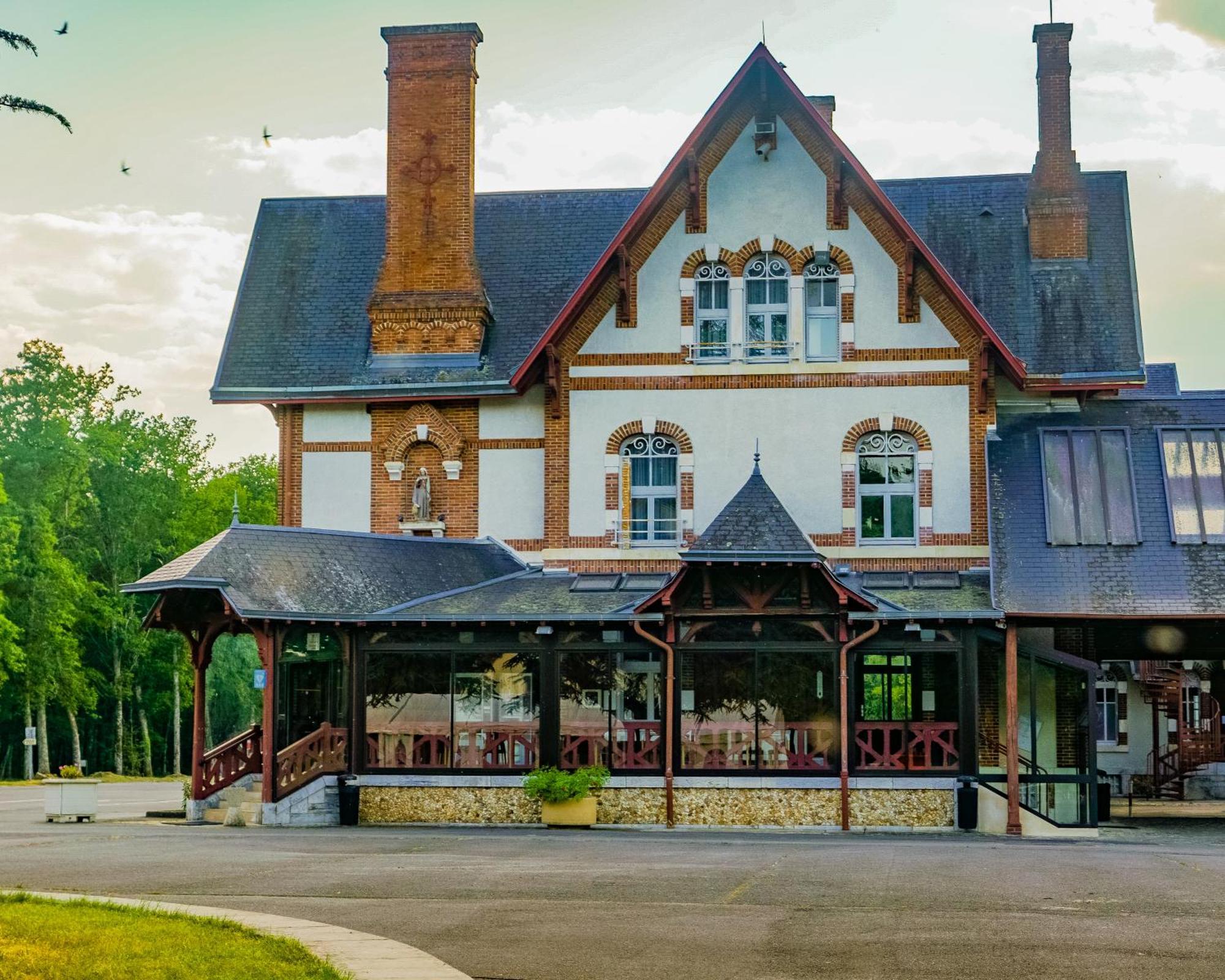Hotel-Restaurant Domaine De La Grande Garenne Neuvy-sur-Barangeon Exterior photo